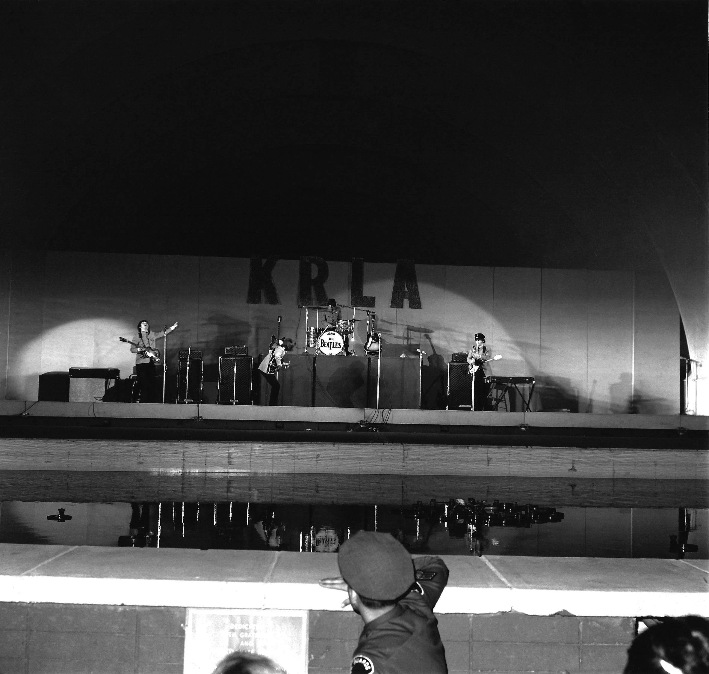 1965年8月29日，甲壳虫乐队在加州洛杉矶的好莱坞露天剧场演出。©The Music Center Archives/ Otto Rothschild Collection (via Apple Records Ltd./Universal Music)