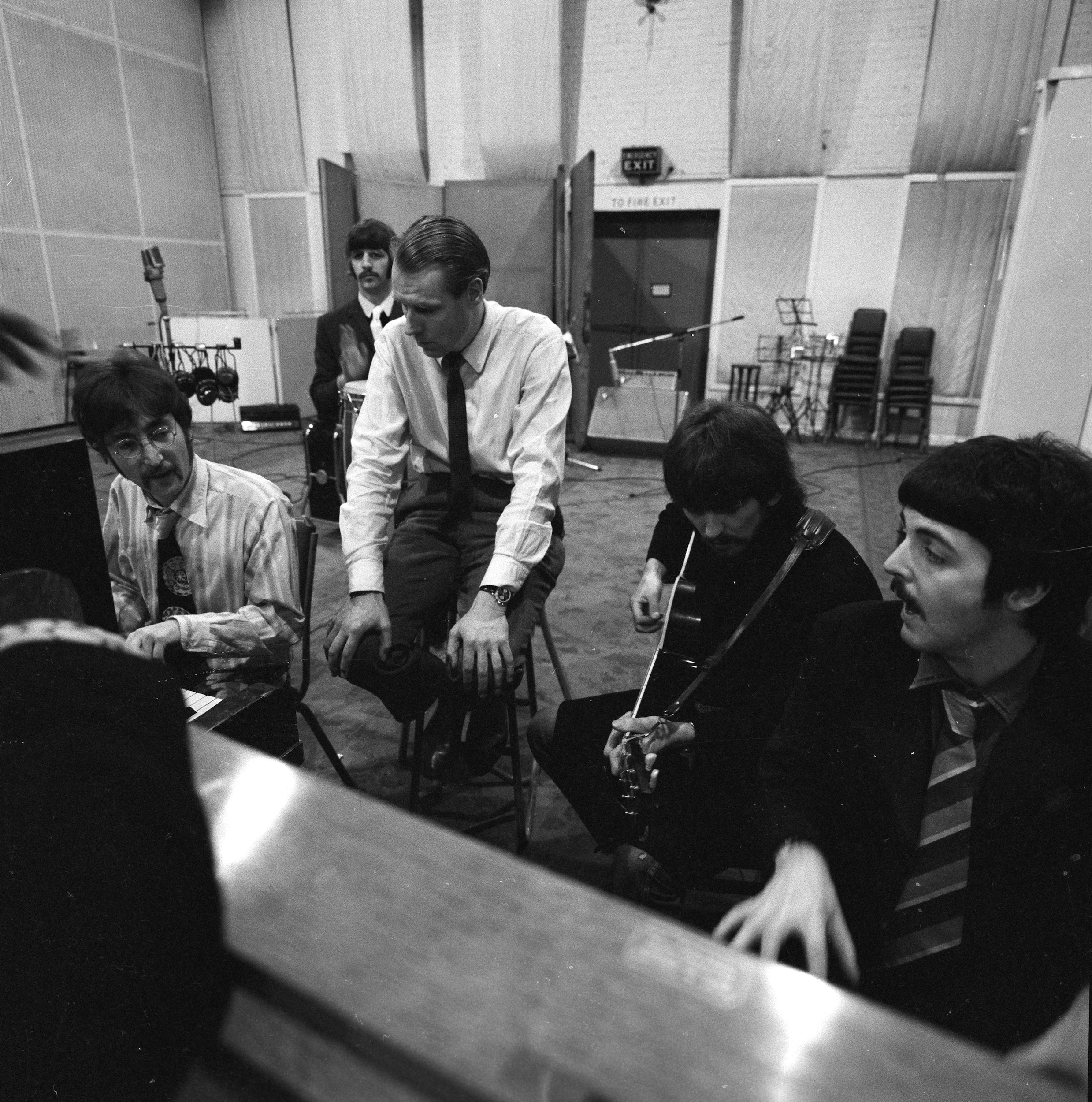 披头士乐队与乔治·马丁，艾比路工作室，1967年1月，由苹果公司提供。