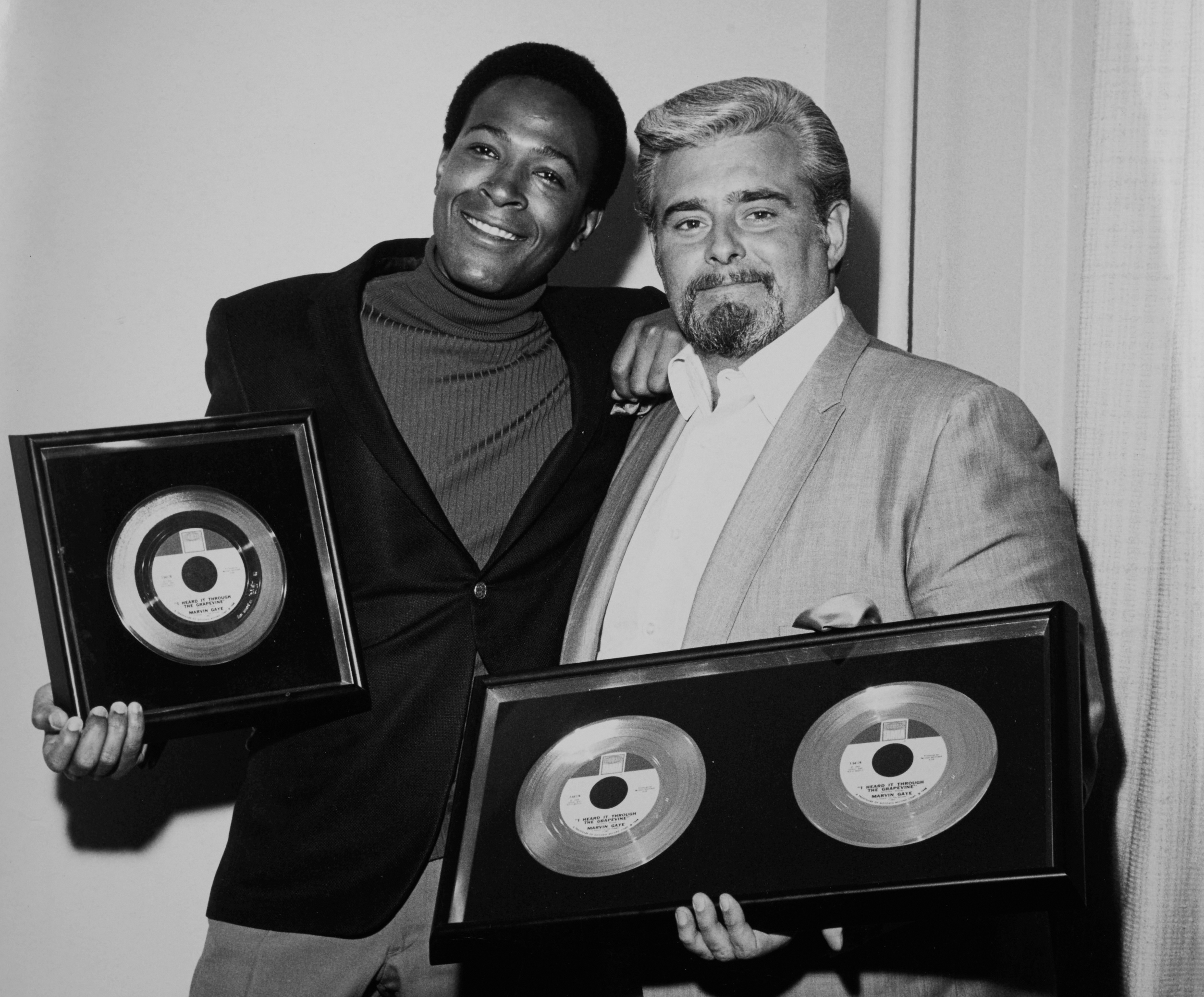 巴尼·艾尔斯为马文·盖伊颁发黄金唱片奖(图片由巴尼·艾尔斯提供)。使用许可)