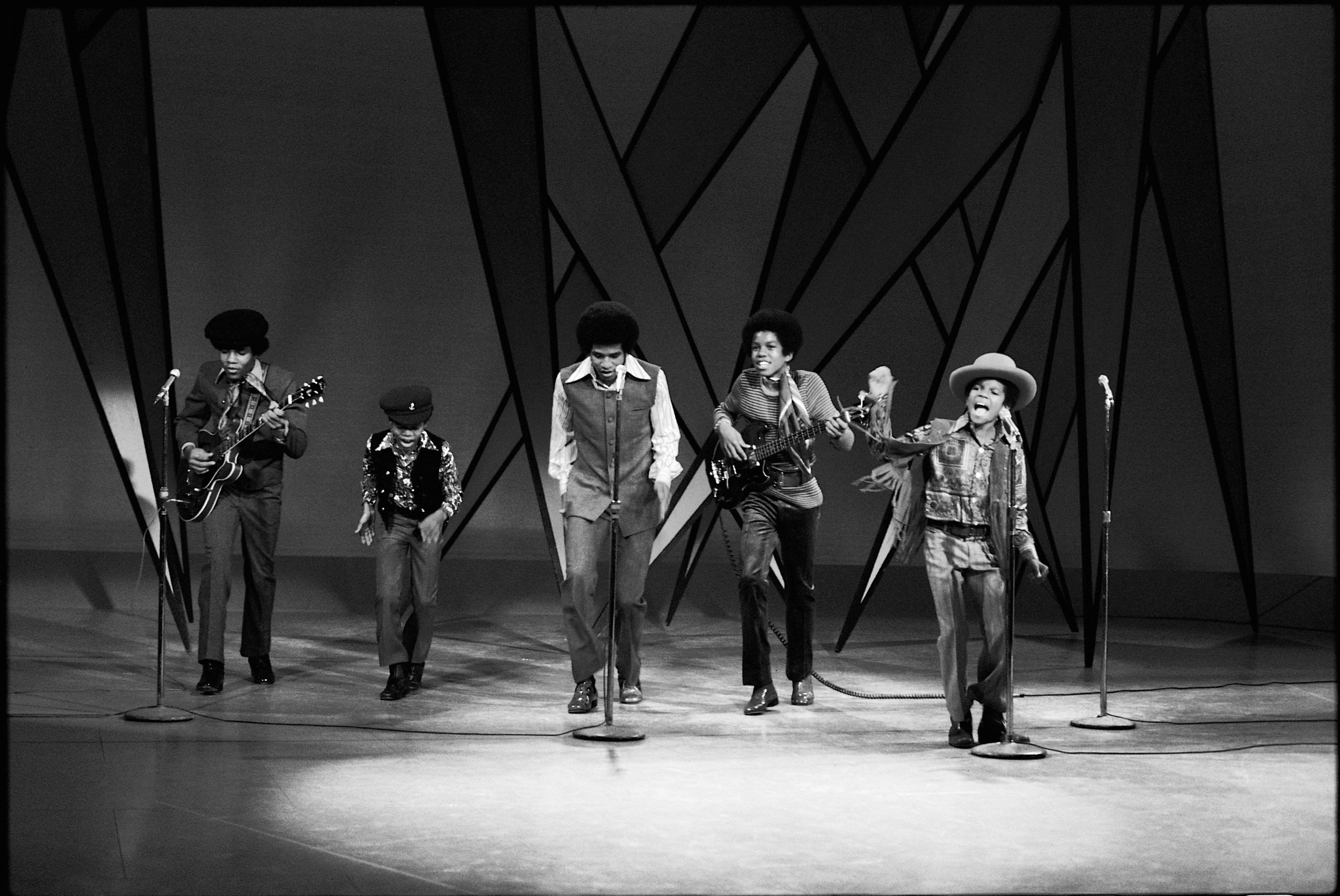 1969年12月14日，杰克逊五兄弟在纽约的《埃德·沙利文秀》上首次亮相。(图片来源:Motown Records Archives, EMI Archive Trust和环球音乐集团。使用许可)