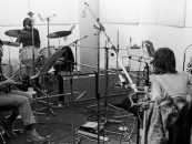 观看《顺其自然》(Let It Be)扩展版的《录音棚里的披头士》(The Beatles in The Studio)